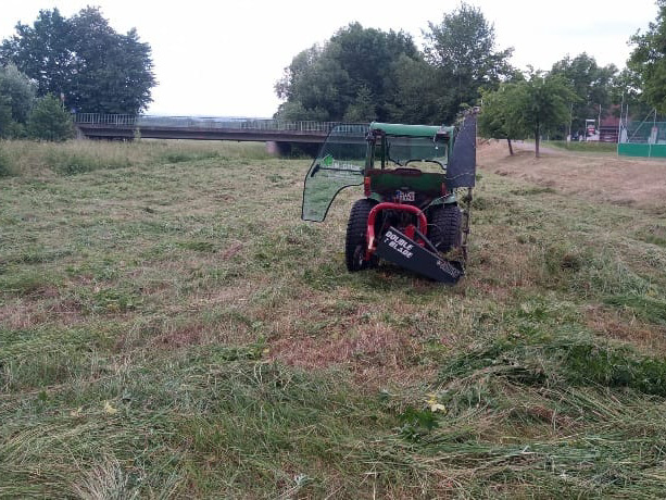 NATÜRLICH BAYERN Mähtraktor auf einer Wiese